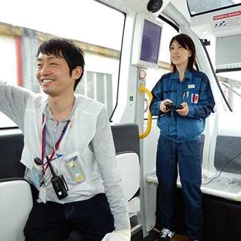 須山さんのオペレーター研修の様子（EVバス車内）