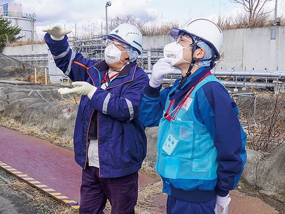 現場で安全確保のために気付きの共有を行う作業員たち