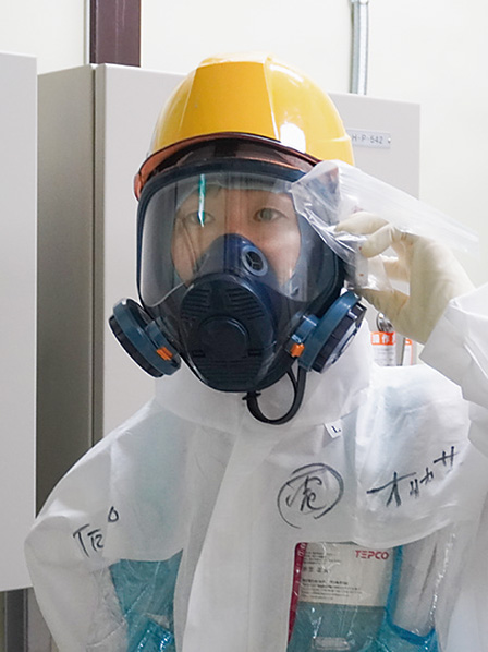 一つ一つ慎重に作業し、共有も忘れず適切な着実に対応する作業員の様子