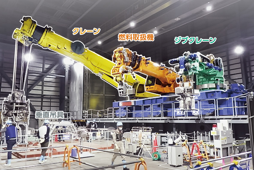 燃料取扱機とジブクレーン、クレーン設備全体の構成を示す建屋内写真