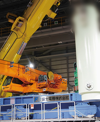 クレーン設備上で大型機器を操作する燃料取扱作業の状